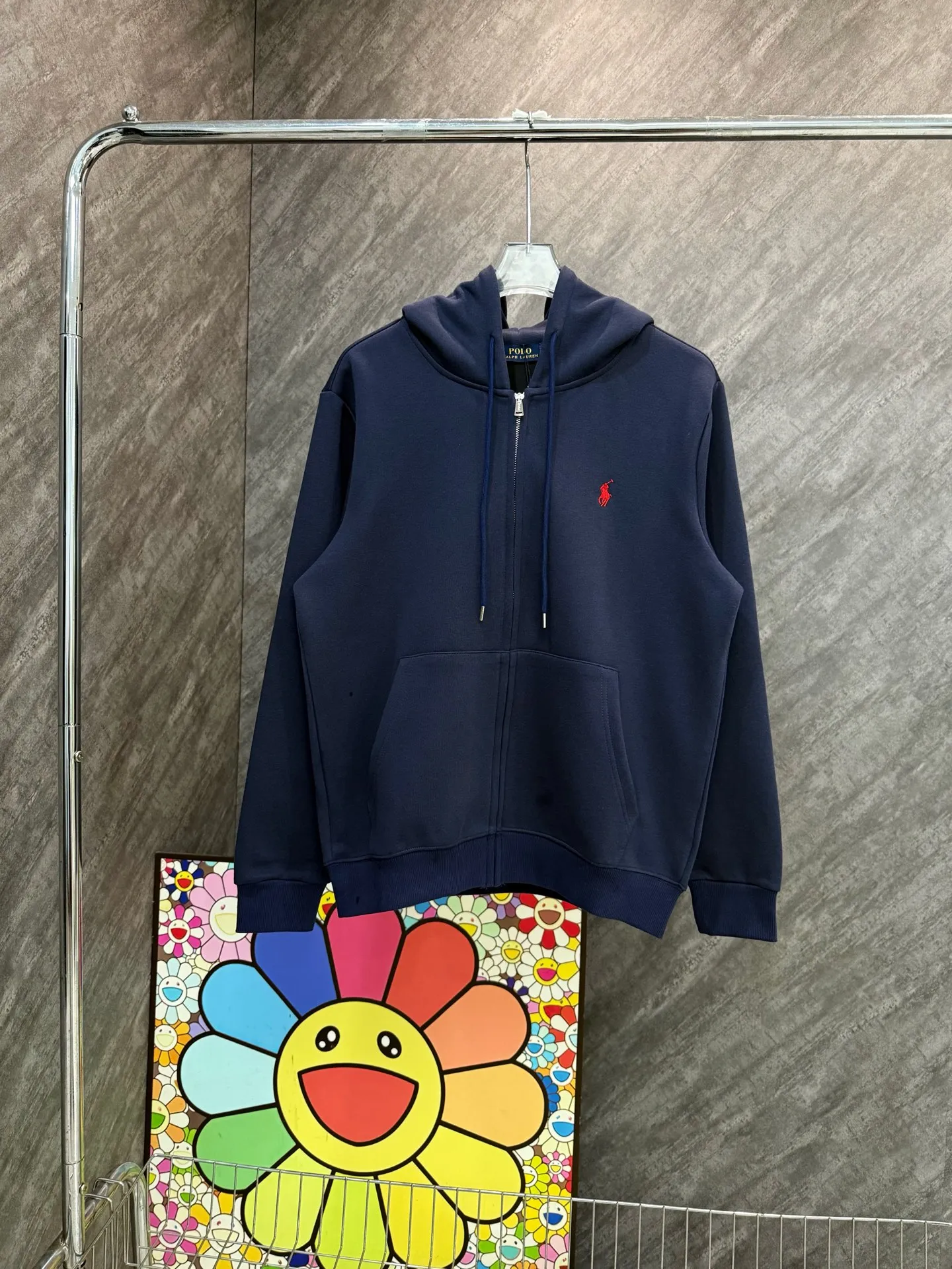 P250 model number Y126 Raff embroidered small label hooded jacket. Official website new limited edition jacket. Multiple designs. Fundraising for half a month. Made with conscience. 420g air layer composite fabric. Imported machine full classic embroidery small label. Large factory flow workmanship. Neat and orderly stitching. Loose os version. Versatile style. Couple style. Tag. Hanging grain. Washed. Main wheat. Packaging. Full set of accessories. 📦 All details are real shots without beauty filters. Feel free to buy📷 colour: black navy size: s m l xl